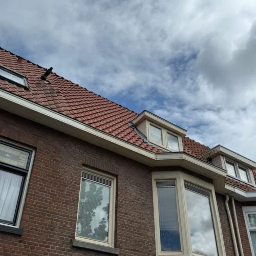 Rood pannendak met dakkapellen op een bakstenen rijtjeshuis in Wekerom